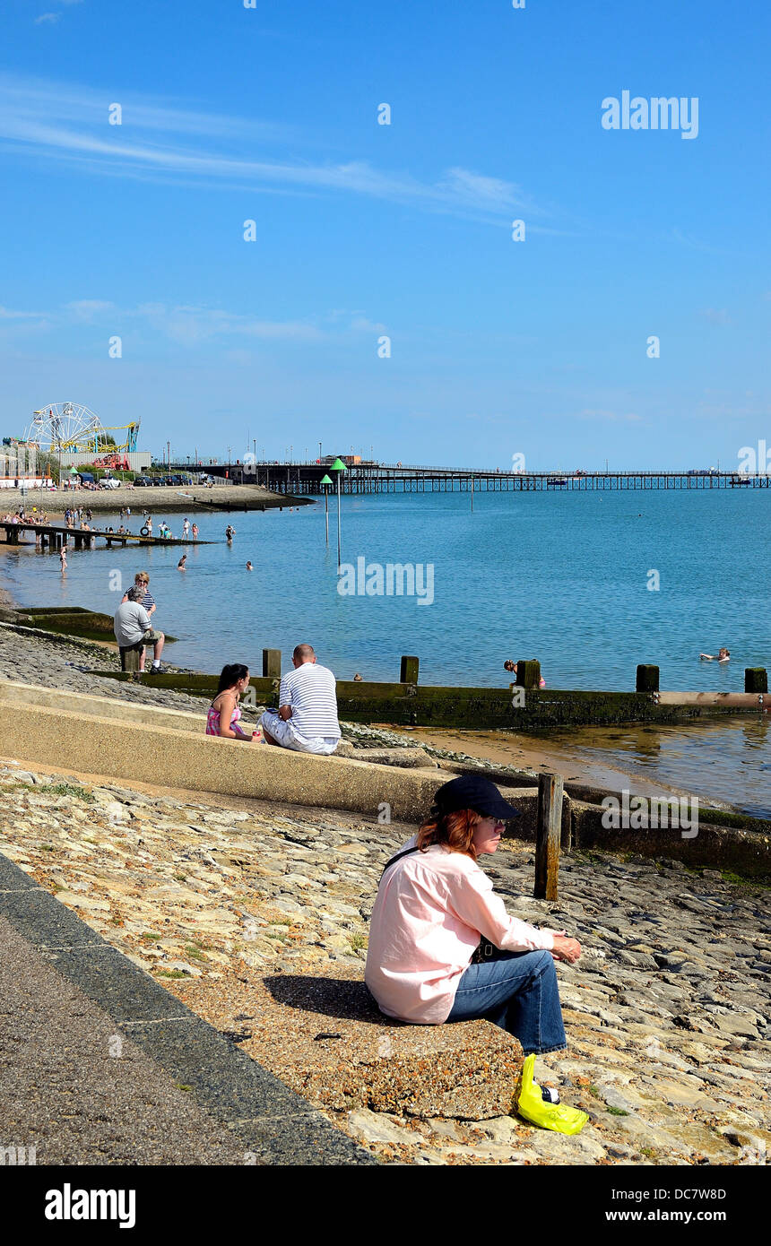 Unica donna seduta sulla spiaggia di Southend Foto Stock