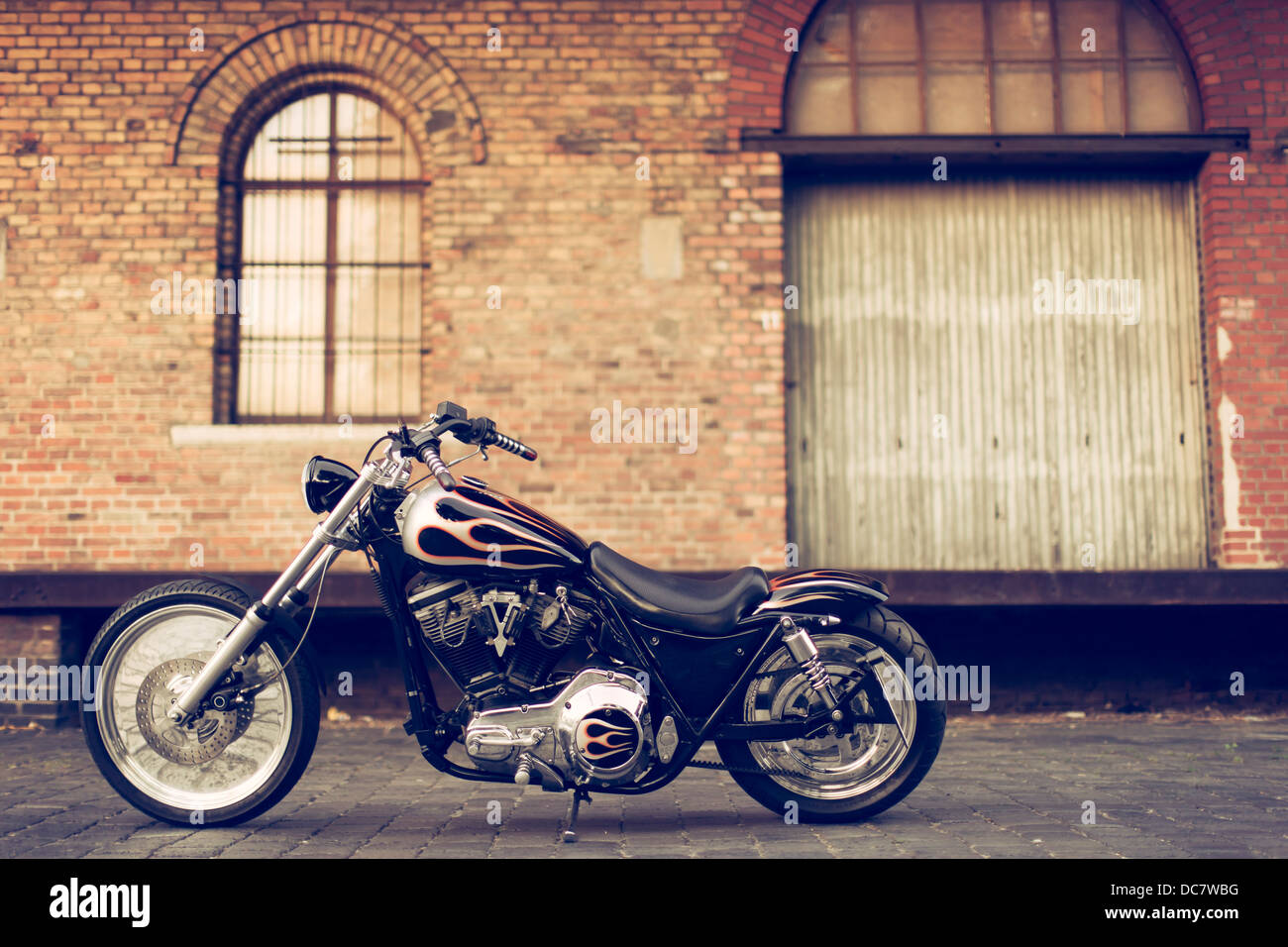 Harley Davidson davanti a un vecchio edificio di storage Foto Stock