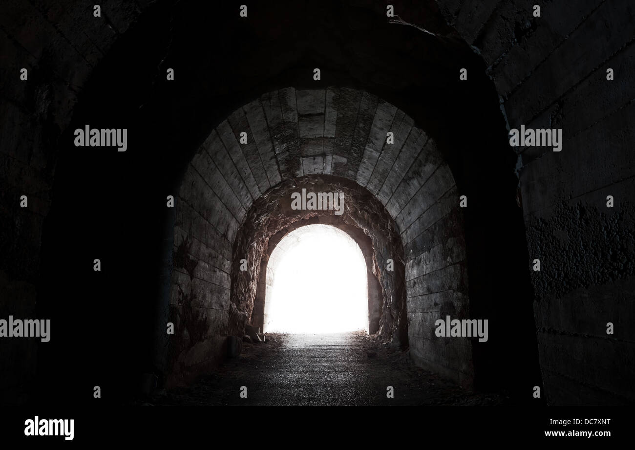 Finale incandescente di buio tunnel abbandonati Foto Stock