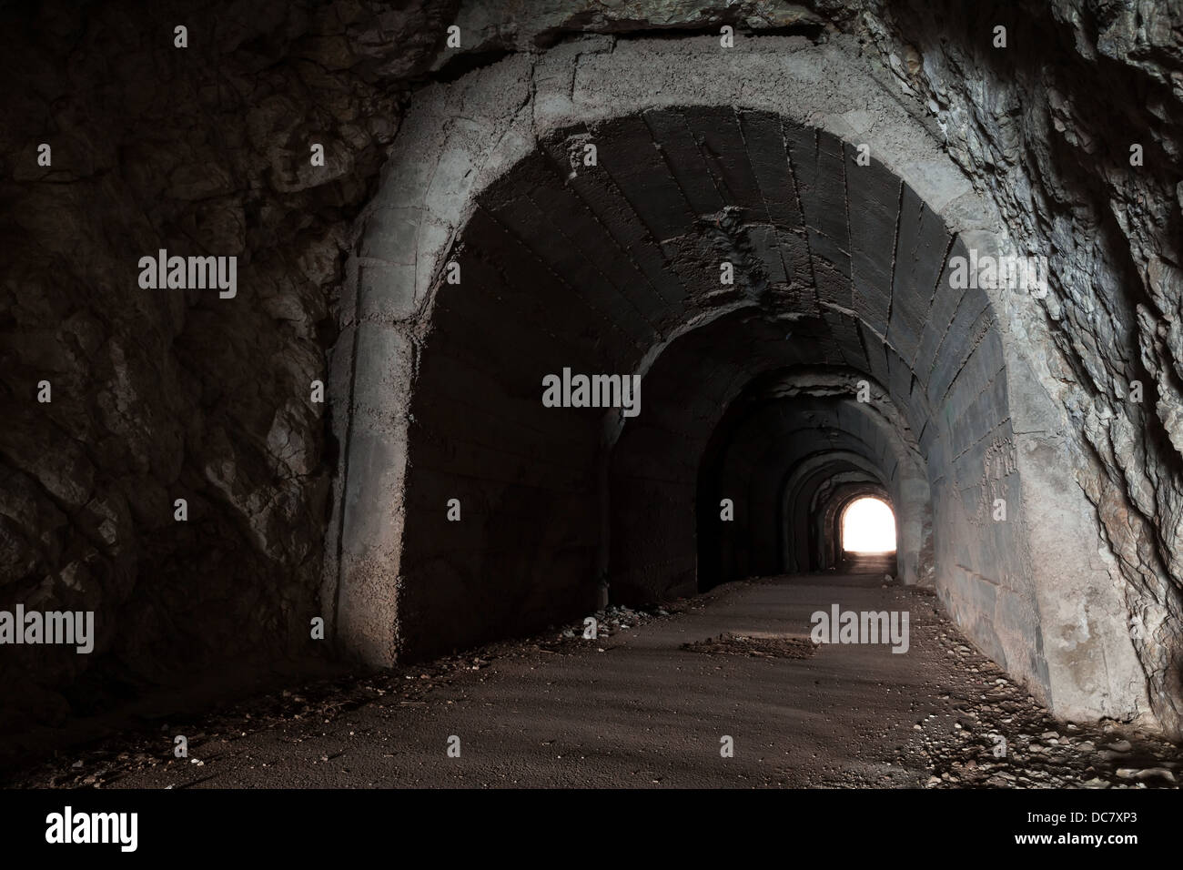 Dark tunnel abbandonati prospettiva interna con estremità incandescente Foto Stock