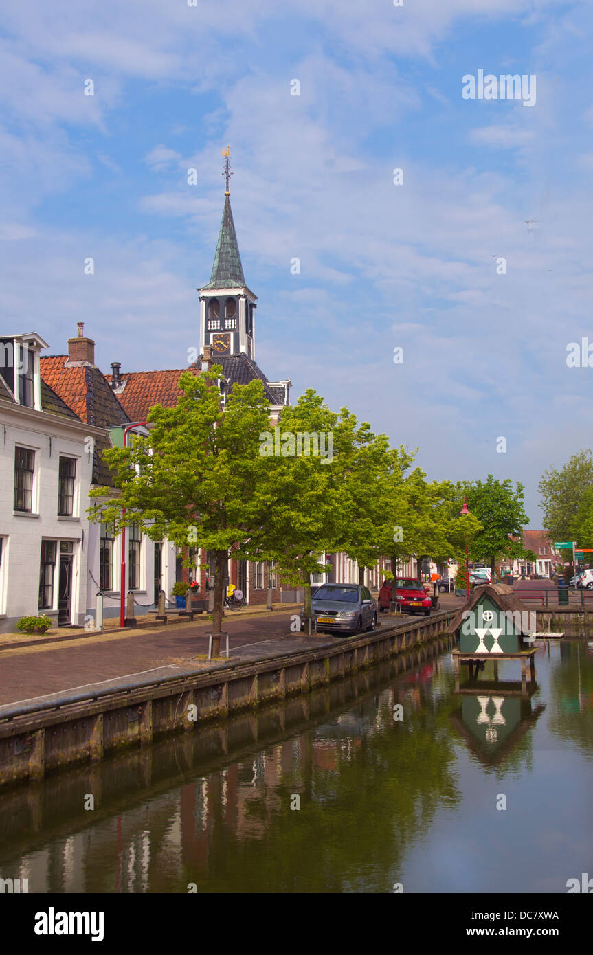 Canal e città Makkum Friesland Holland Foto Stock