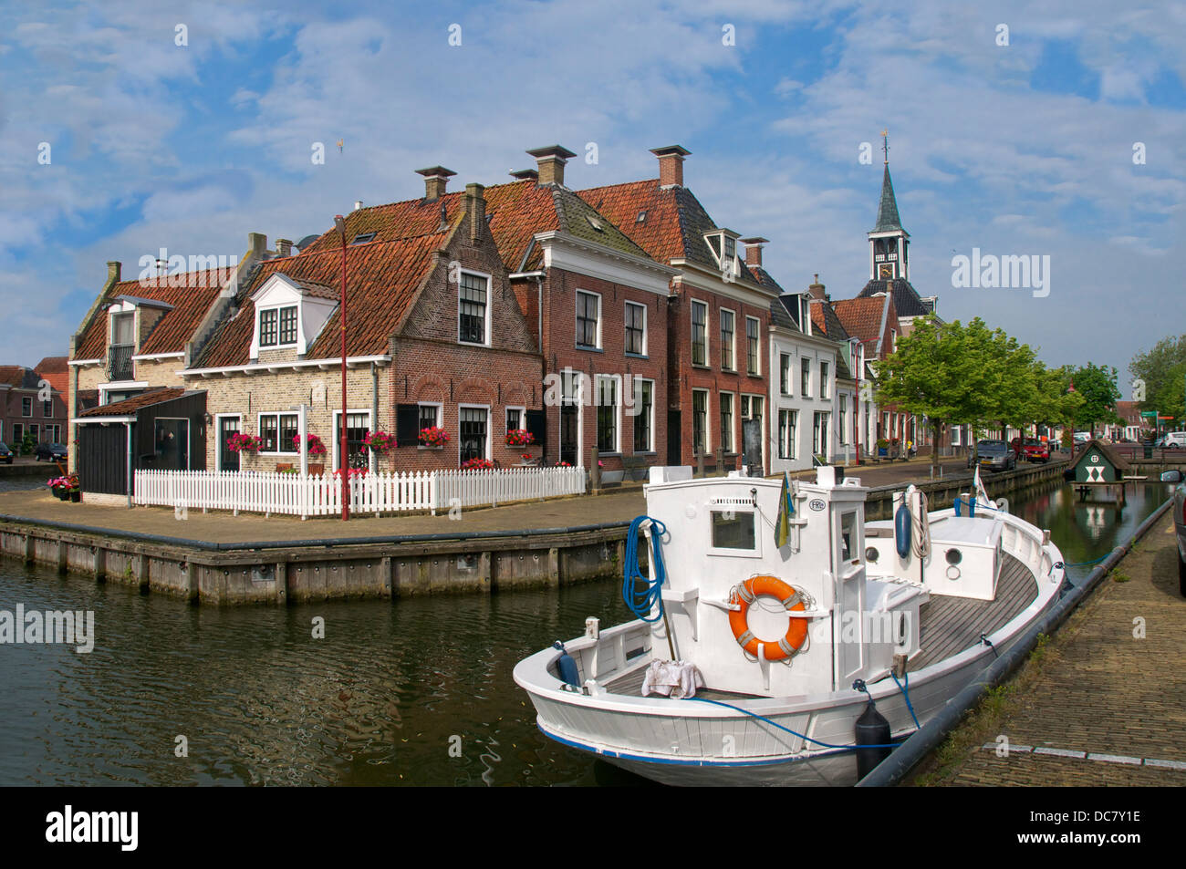 Canal Boat e città Makkum Friesland Holland Foto Stock