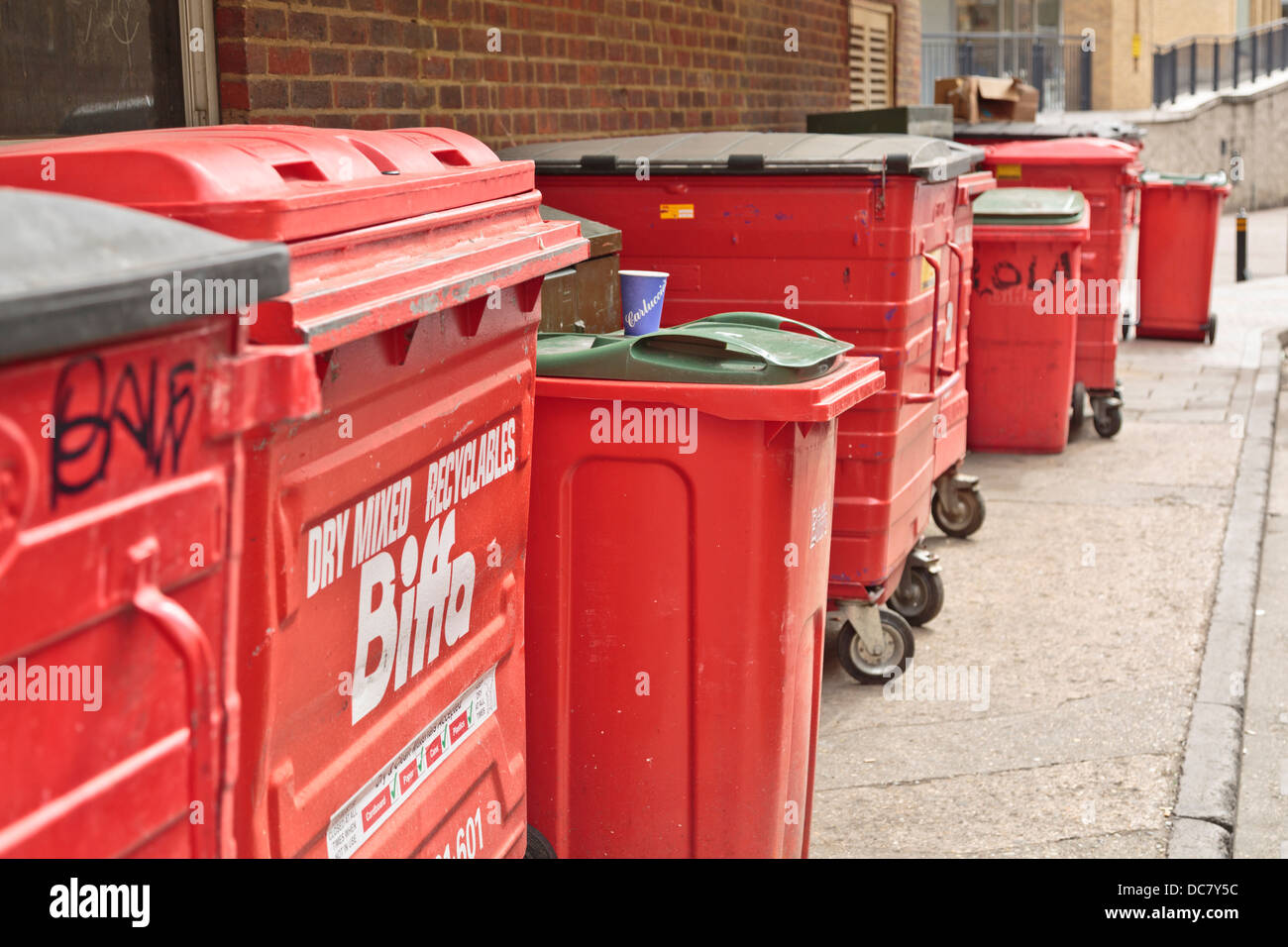 Fila di rosso gli scomparti di riciclaggio dietro il Grand Arcade shopping Centre di Cambridge, Inghilterra Foto Stock