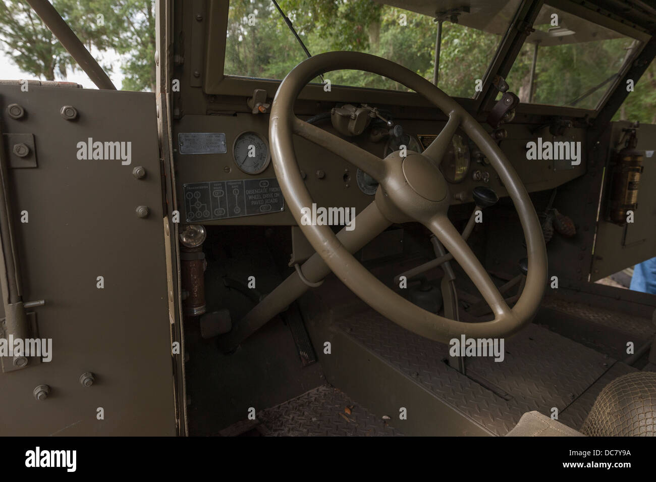 Interno del 1943 M15 Semicingolato veicolo militare con un 50mm gun restaurato ed essendo mostrata in un club si riunisce nella Florida centrale USA. Foto Stock