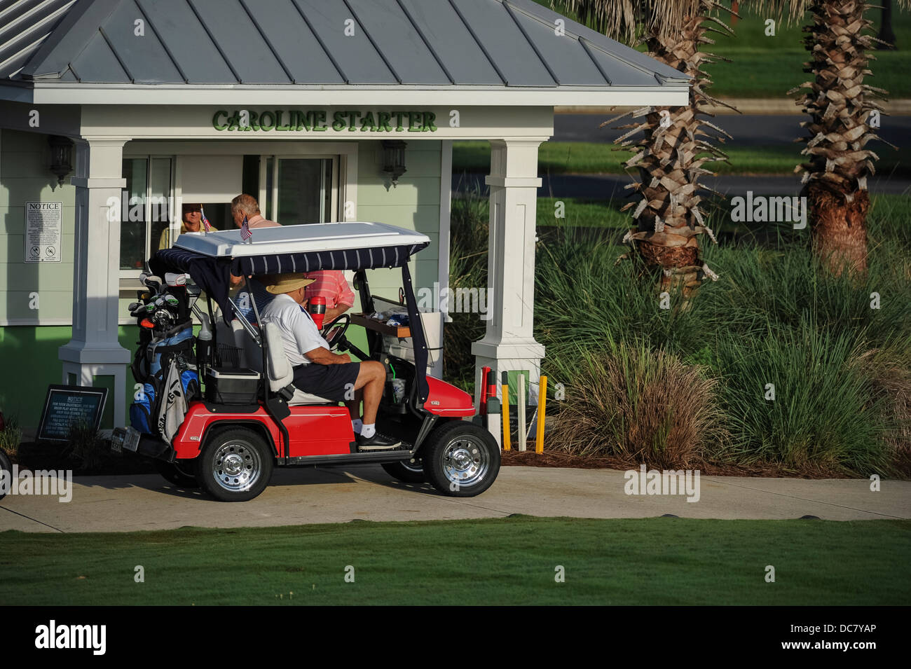 Un golf cart il check in presso la Caroline Starter, un campo da golf a Mallory Hill Country Club nei villaggi, Florida USA Foto Stock