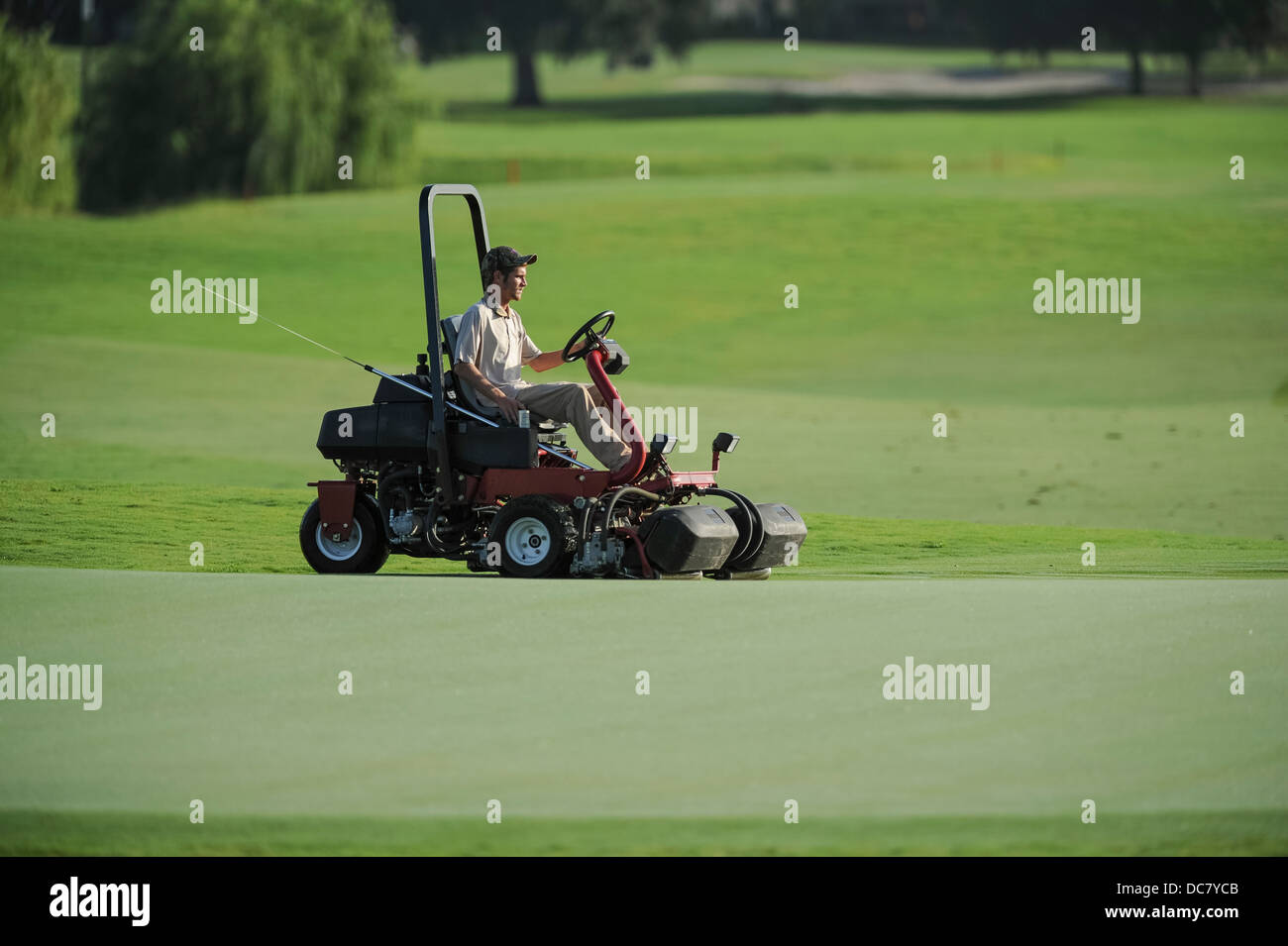 Mantenendo i verdi guardando bene a Mallory Hill Country club nei villaggi, Florida USA Foto Stock
