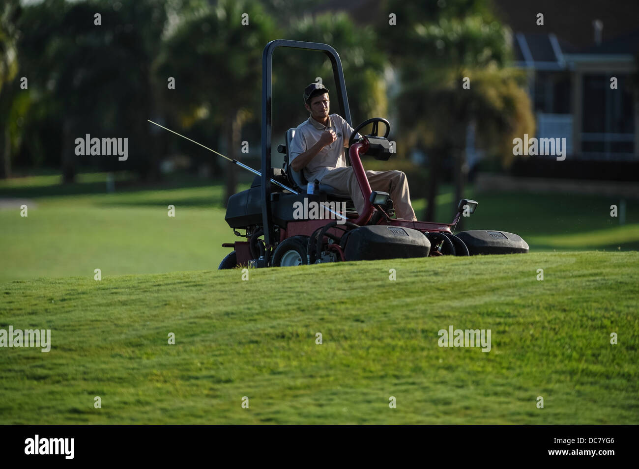 Mantenendo i verdi guardando bene a Mallory Hill Country club nei villaggi, Florida USA Foto Stock