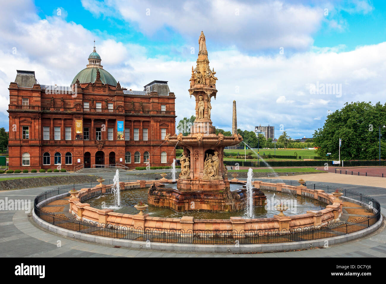 Fontana Daulton celebra l'impero britannico sotto il regno della regina Victoria, al di fuori dei popoli' Palace, Glasgow, Regno Unito Foto Stock