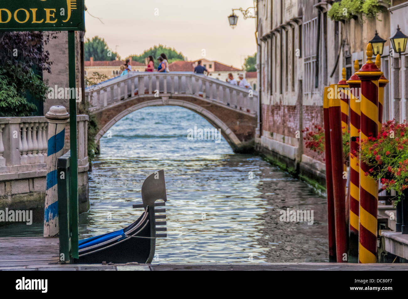 Barca architettura edifici ponte canal city attraversando il ferro anteriore iconica gondola isole Italia italiano laguna di ormeggio in metallo orn Foto Stock