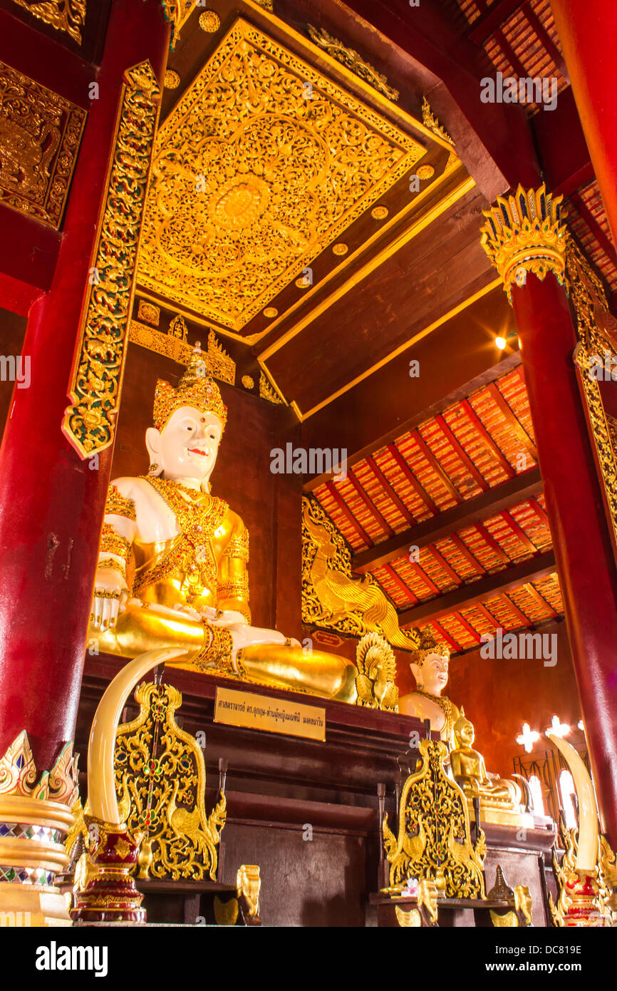 Phra Maha jakkraphat statua in Ubosot Wat Raja Mon Thian , Chiangmai Thailandia Foto Stock