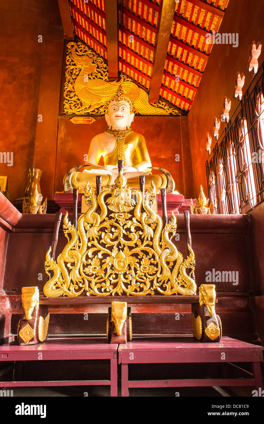 Phra Maha jakkraphat statua in Ubosot Wat Raja Mon Thian , Chiangmai Thailandia Foto Stock
