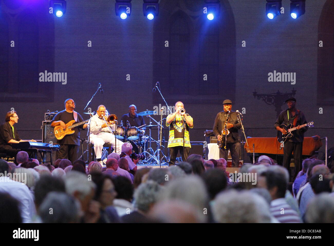 Worm, Germania. 11 agosto 2013. Il nuovo JB's sono raffigurati sul palcoscenico del Jazz e gioia festival 2013 in Worms. Il noi trombonista Fred Wesley eseguita dal vivo con la sua band il nuovo JB's al Jazz & Gioia Festival 2013 in Worms. Fred Wesley giocato con James Brown, George Clinton e Count Basie in passato ed era il bandleader di Brown's band del J.B.'s. Credito: Michael Debets/Alamy Live News Foto Stock