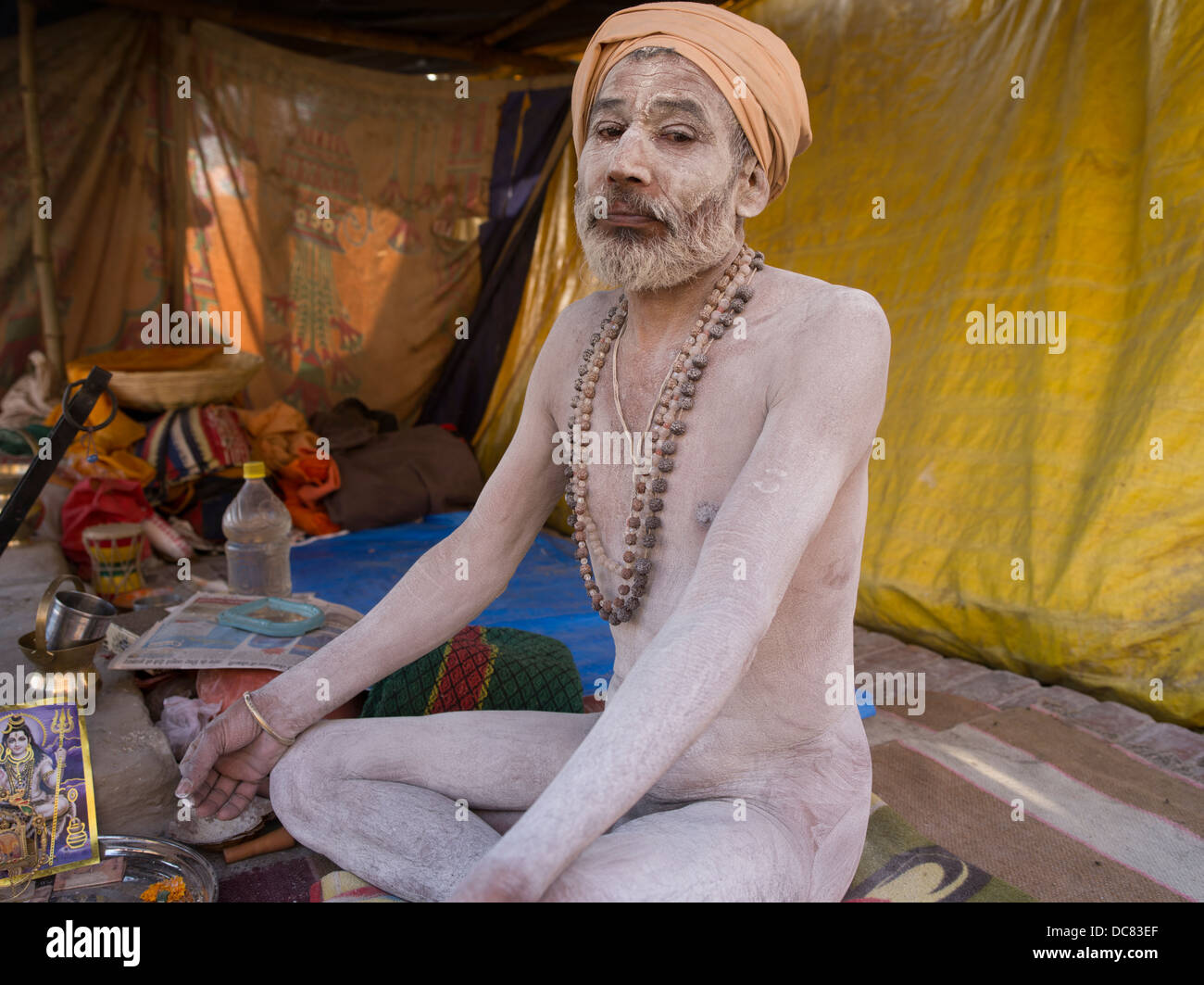 Sadhu Uomo Santo sulle rive del Gange Fiume - Varanasi, India Foto Stock