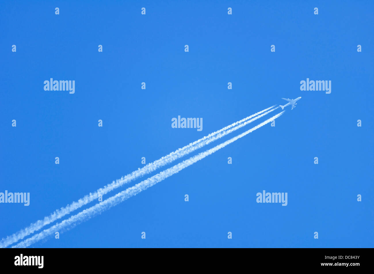 Contrails / vapore a getto di scia di un aereo Foto Stock