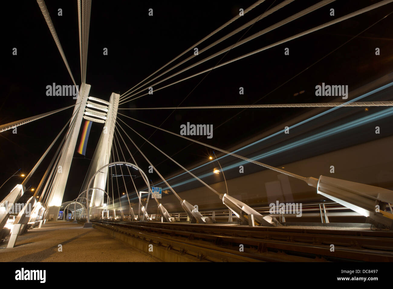 Basarab Bridge e Tram 1 stazione Foto Stock