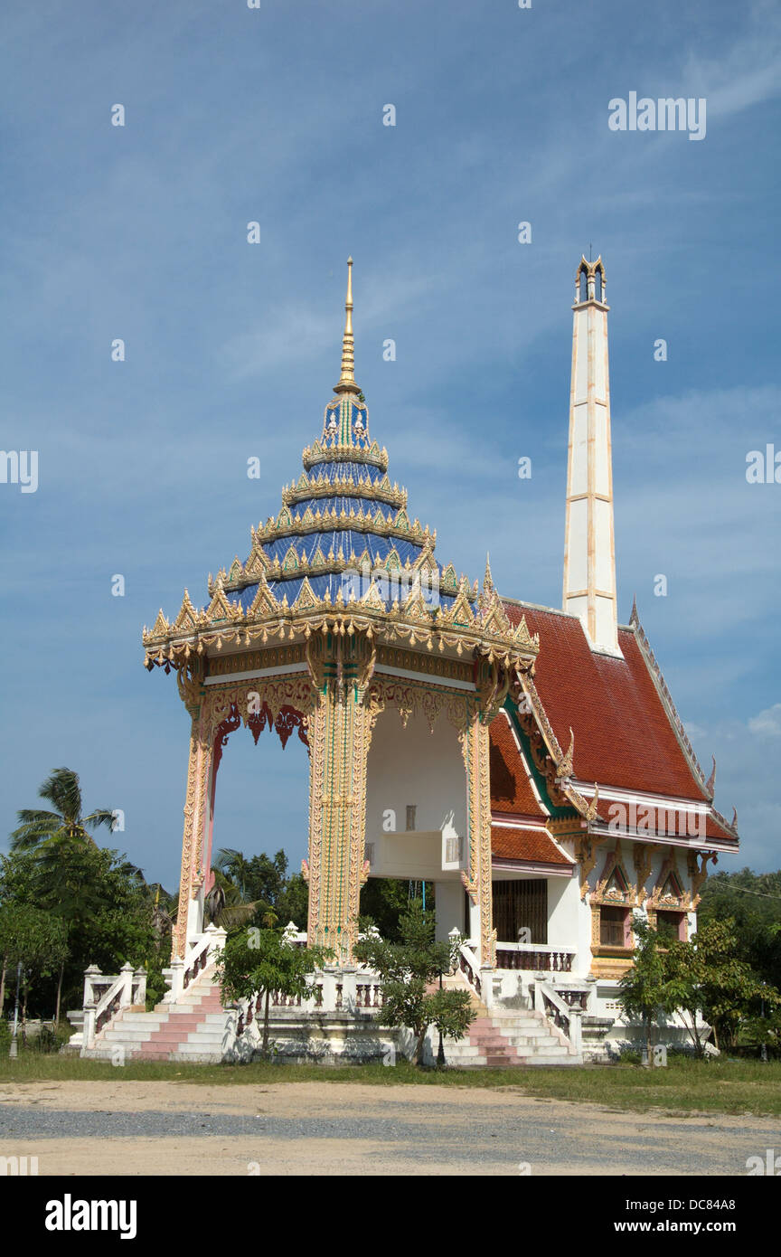 Crematorio buddista di Wat Plai Laem Ko Samui - con camino di fumo Foto Stock