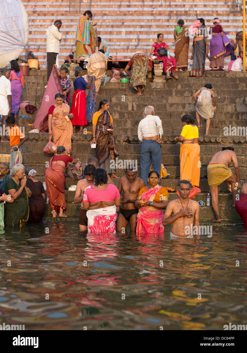 La balneazione e di purificazione nel fiume Gange all'alba - Varanasi (India). Gli studi hanno riportato ad alto inquinamento - coliformi fecali Foto Stock