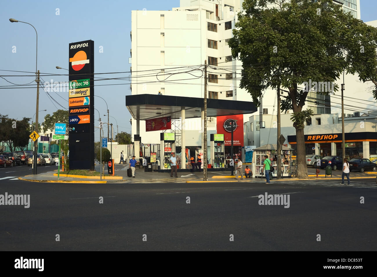 Repsol gas station con negozio su Reducto Avenue nel quartiere di Miraflores, Lima, Peru Foto Stock