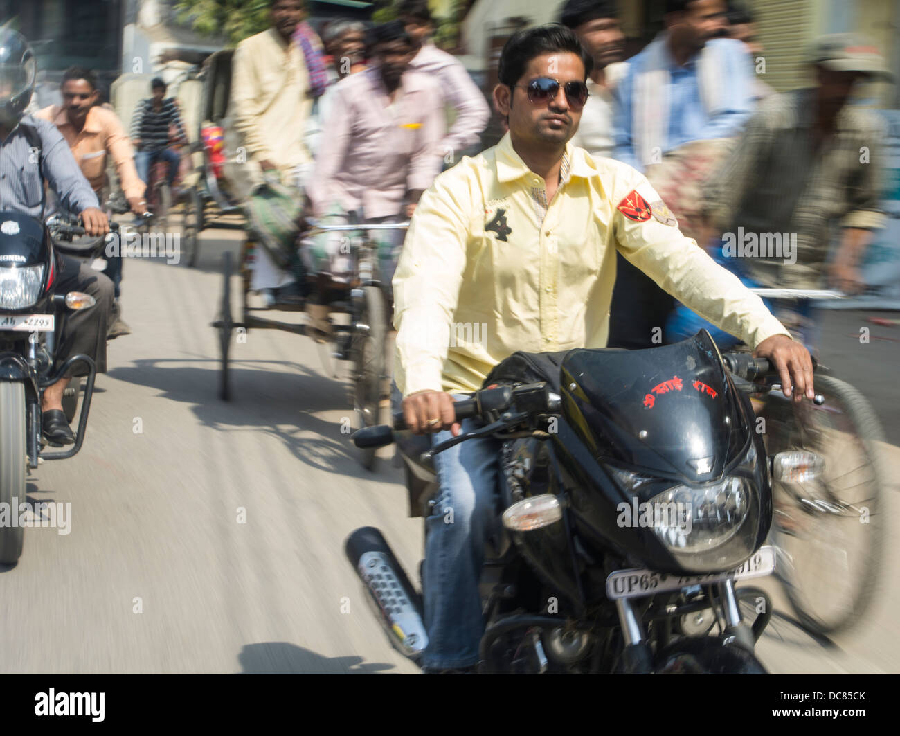 Il traffico su strada - Varanasi, India Foto Stock