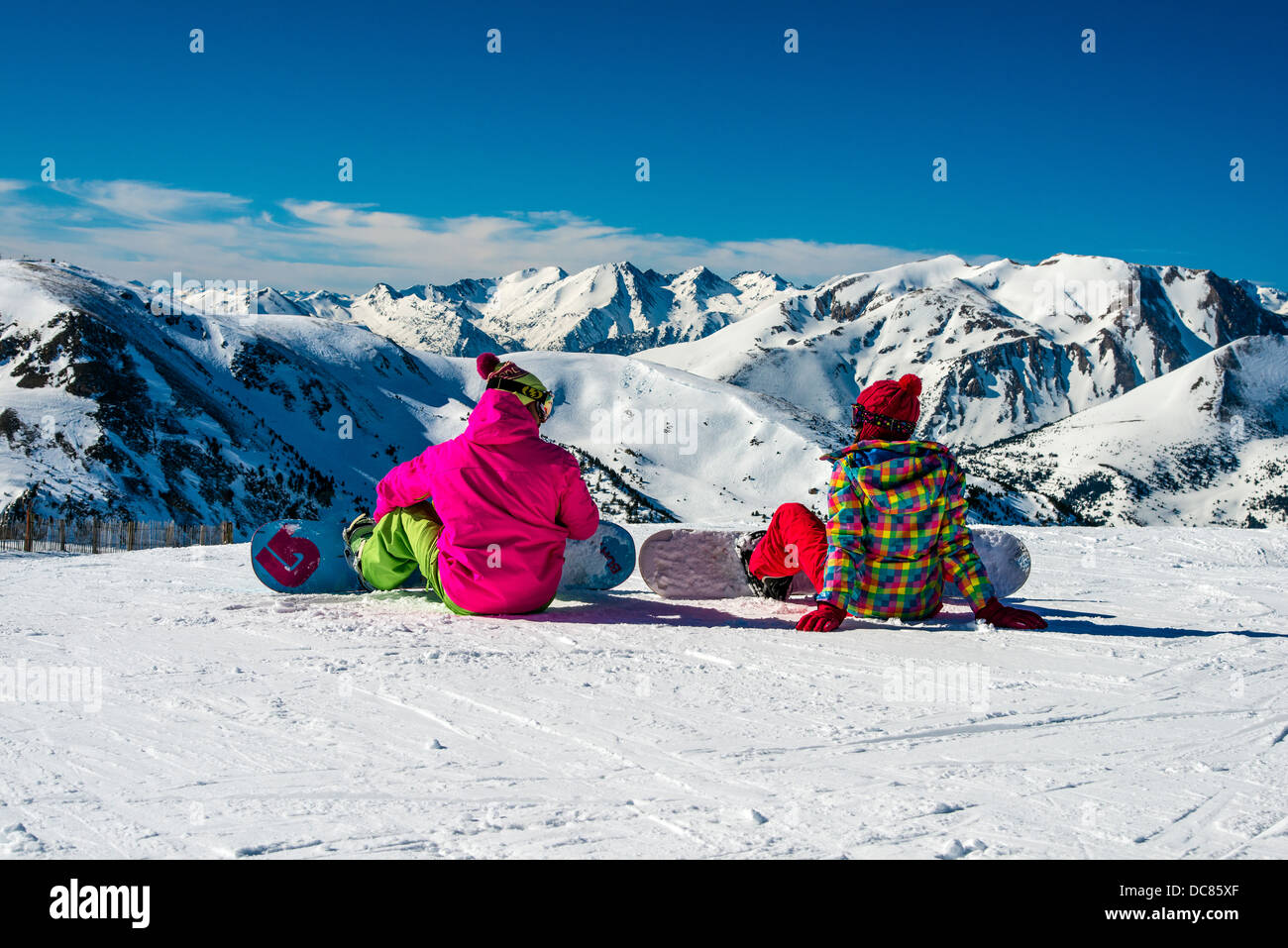 Piccoli snowboarder in El Tarter piste da sci, Grandvalira, Pirenei, Andorra Foto Stock