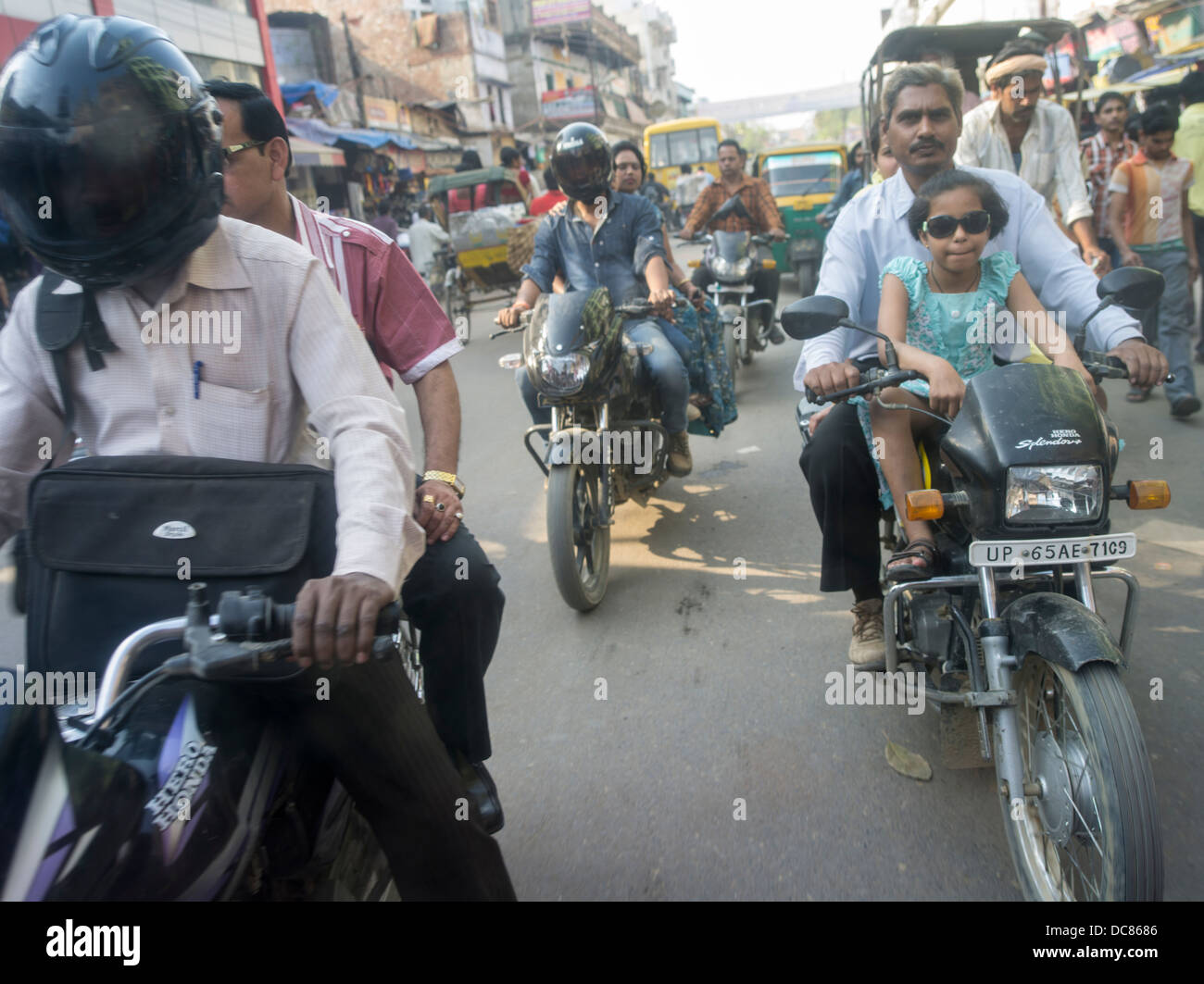 Il traffico stradale sulle strade di Varanasi India. Foto Stock
