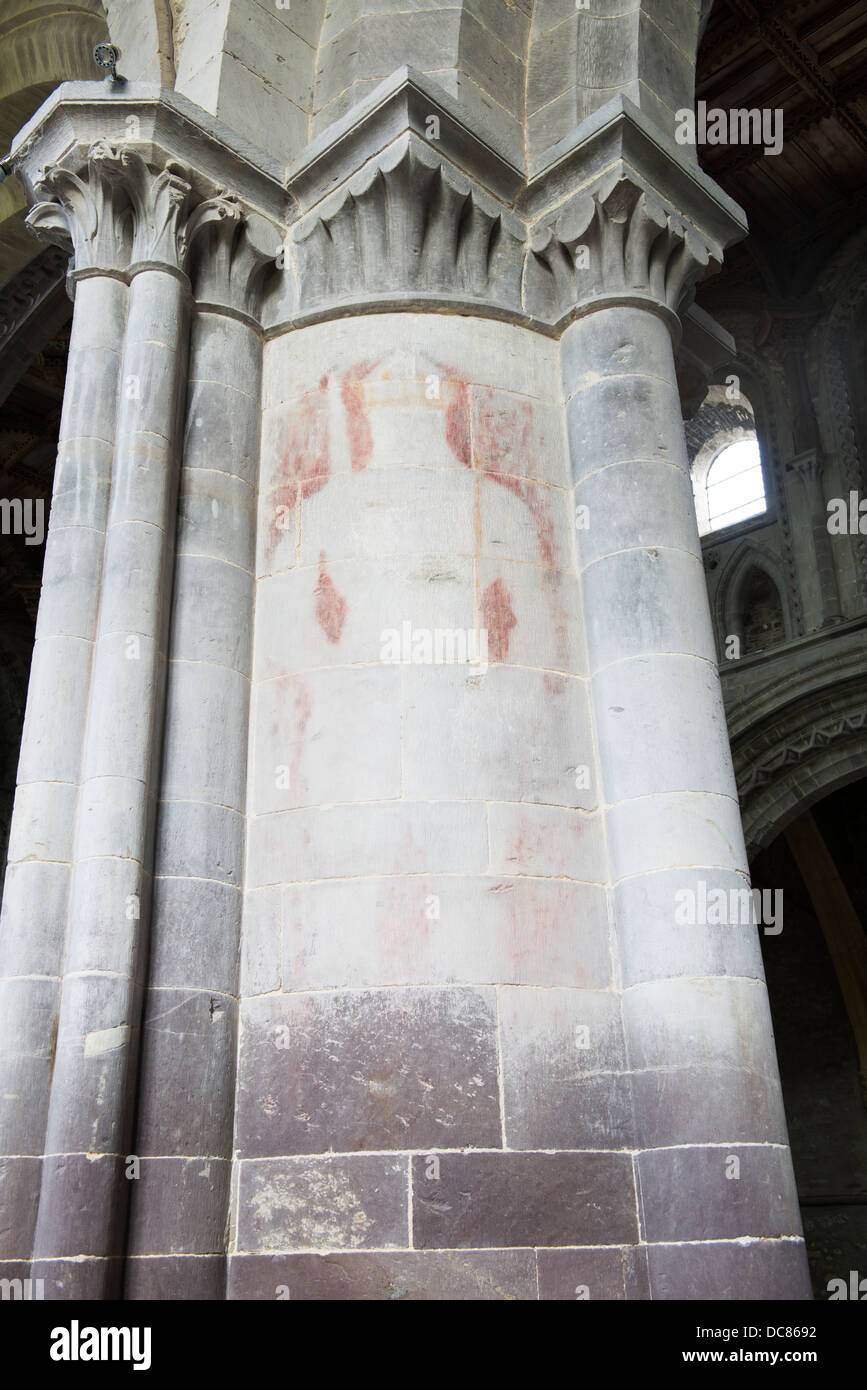 Una pittura murale medioevale su uno dei pilastri della navata di Saint Davids Cattedrale credeva di essere del re Enrico IV Foto Stock