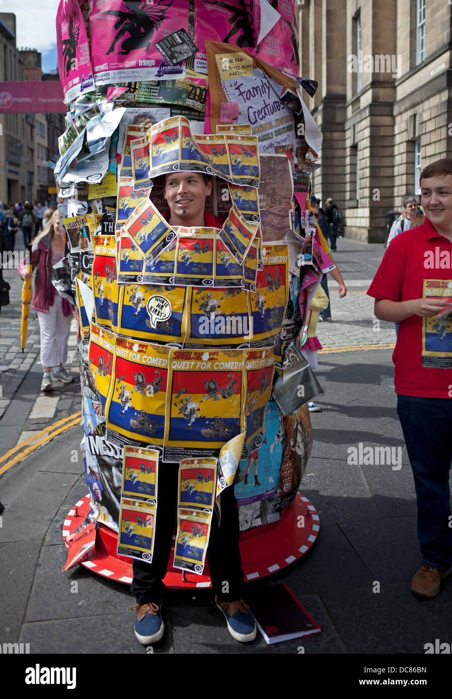 Edimburgo, Regno Unito. 12 agosto 2013. Molte sedi di Edinburgh Fringe stanno registrando un notevole aumento delle vendite rispetto al 2012, e alcuni promotori sostengono che questo potrebbe essere un anno record. Un modo unico di vendere il tuo spettacolo aiuta come dimostra questo membro del cast di una "quest for Comedy" sul Royal Mile, Edimburgo. Credito: Foto Stock