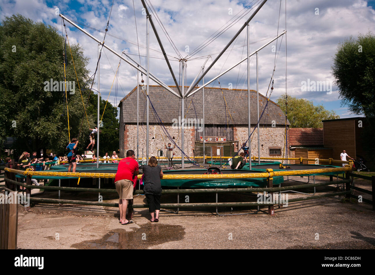 Giornata con la famiglia a Knockhatch parco avventura vicino a Hailsham East Sussex Regno Unito Foto Stock