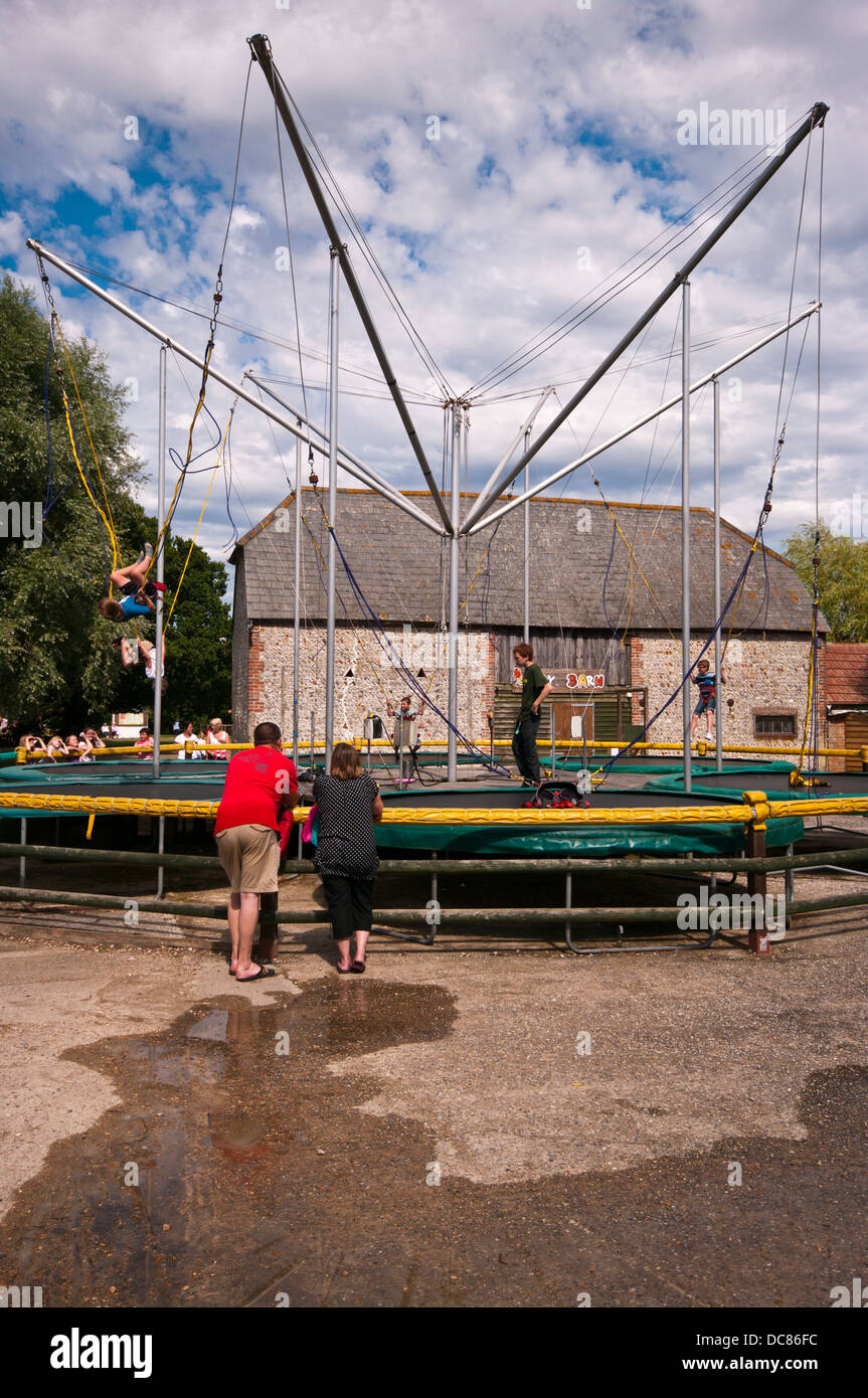 Giornata con la famiglia a Knockhatch parco avventura vicino a Hailsham East Sussex Regno Unito Foto Stock