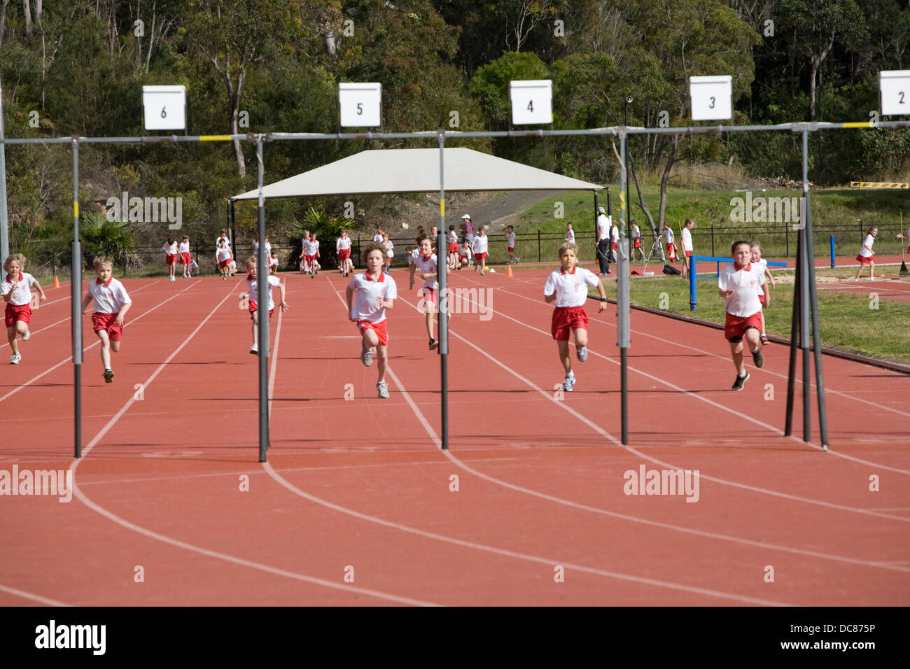 Studenti australiani della scuola elementare di atletica e sport alla Sydney Sports academy di Narrabeen, nuovo Galles del Sud, Australia Foto Stock
