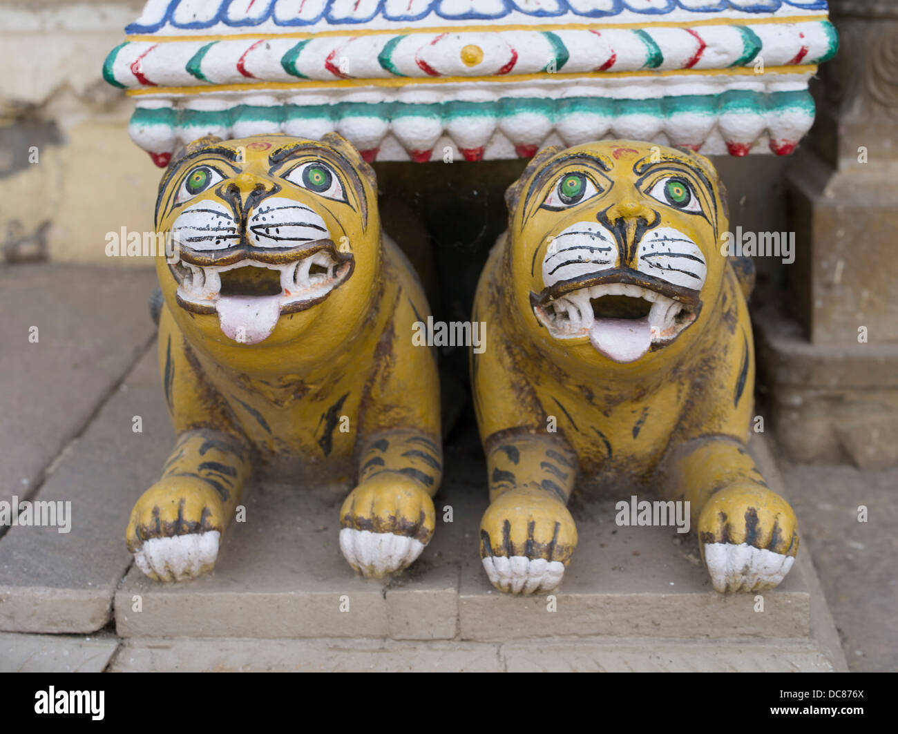 Tiger statue a Ramnagar Fort sulle rive del Gange Fiume - Varanasi, India Foto Stock