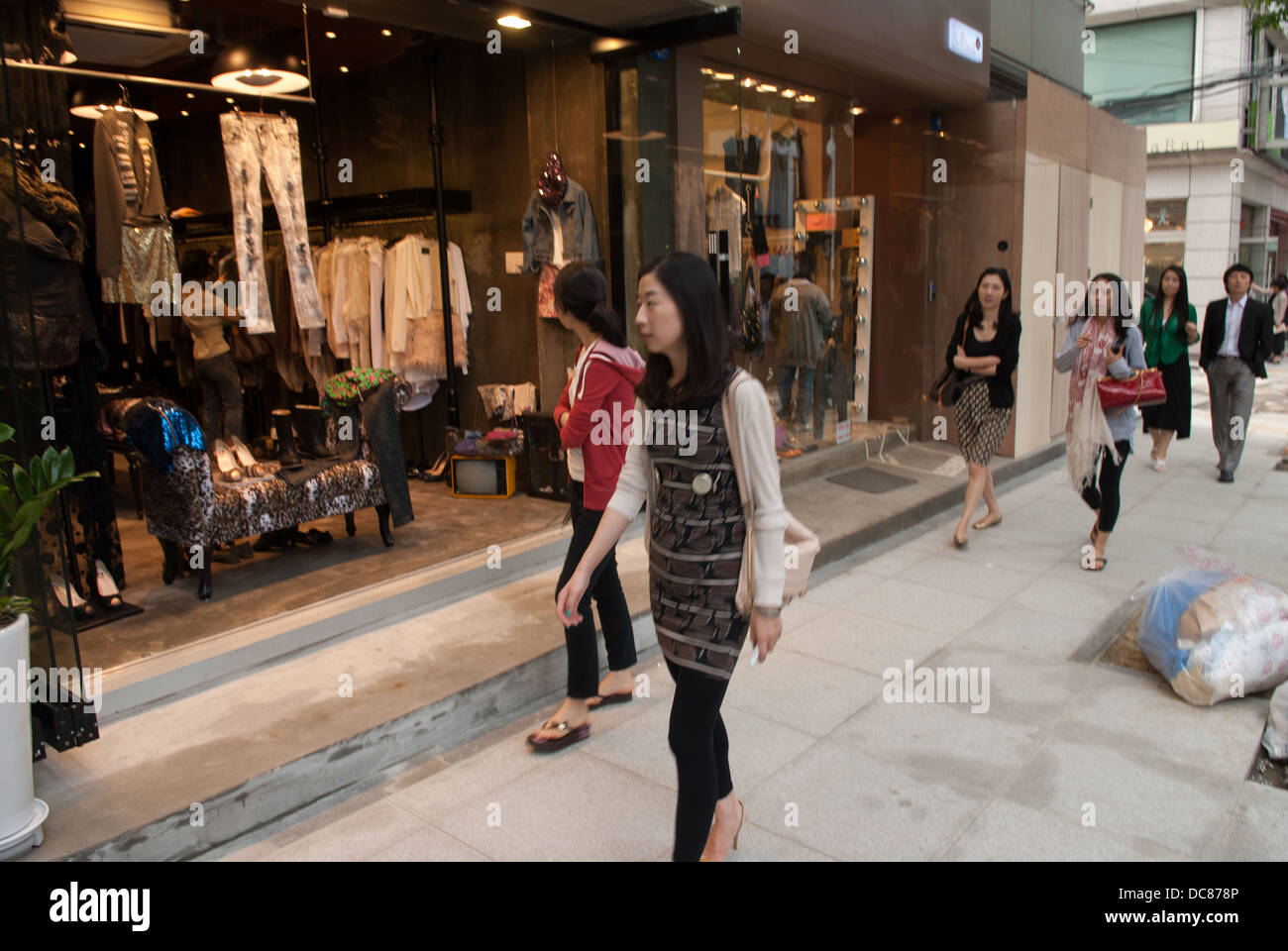Strada alla moda in Sinsa-dong di Seoul, Corea. Foto Stock