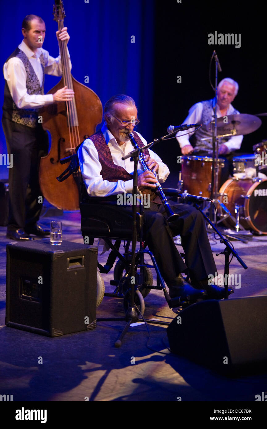 La leggenda del jazz Signor Acker Bilk giocando clarinetto in una sedia a rotelle con la sua Paramount Jazz Band a Brecon Jazz Festival 2013 Foto Stock