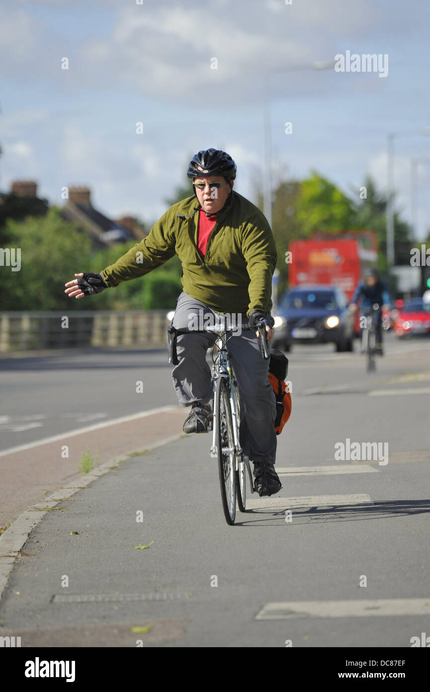 Cambridge, Regno Unito. 12 Ago, 2013. I ciclisti sulla trafficata Milton Road Cambridge Regno Unito 12 agosto 2013. Cambridge è una delle otto città e paesi nel Regno Unito a condividere un £94m gli investimenti per migliorare le infrastrutture in bicicletta. Il denaro sarà speso per la creazione di nuove piste ciclabili e percorsi per migliorare la sicurezza e di incoraggiare un numero sempre maggiore di persone di utilizzare cicli. Cambridge è spesso soprannominato 'cycle città' e il ciclismo è spesso il modo più veloce per viaggiare. Credito Eales Julian /Alamy Live News Credito: Julian Eales/Alamy Live News Foto Stock