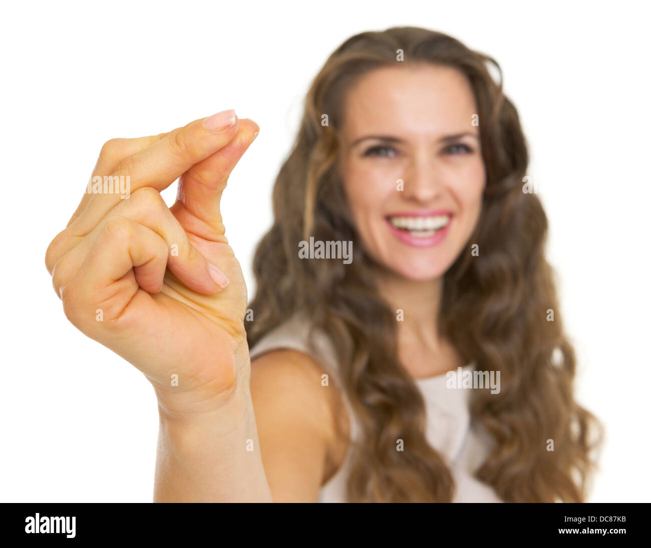 Primo piano su sorridente giovane donna dita a scatto Foto Stock