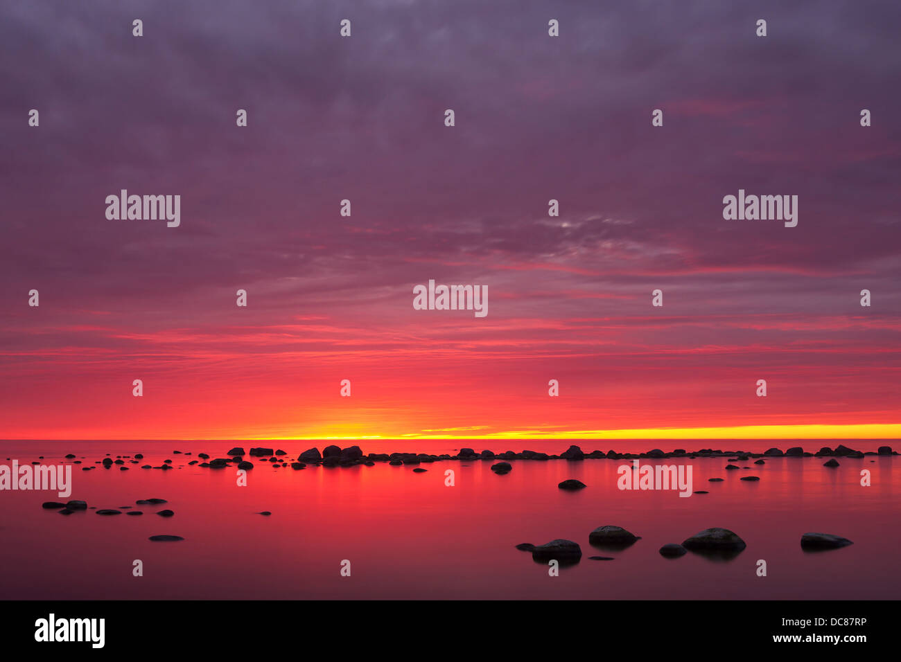Bel rosso tramonto al mare la sera Foto Stock