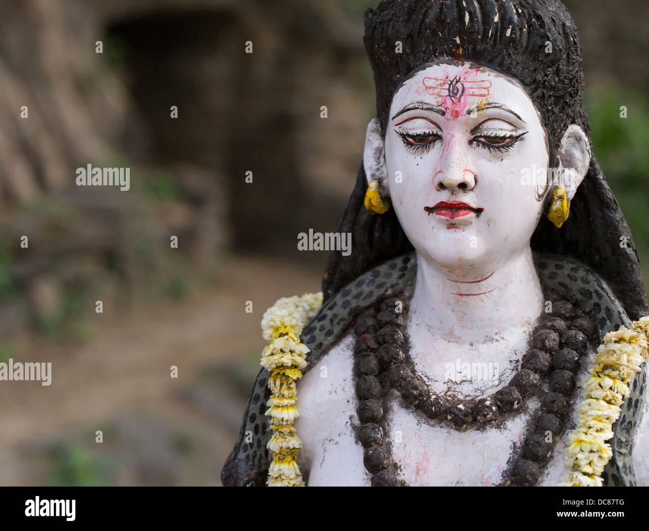Statua del Signore Shiva, divinità Indù - La vita sulle rive del Gange Fiume - Varanasi, India Foto Stock