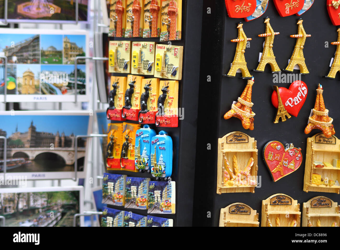 Varietà di souvenir per i turisti visualizzato in uno dei street negozi di souvenir: principalmente. Parigi, Francia Foto Stock