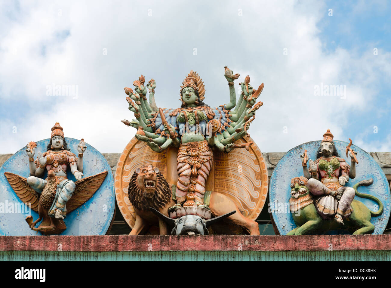 La statua della dea Durga sul suo veicolo Lion su un tempio indù Matale Sri Muttu Mariyamman, Sri Lanka Foto Stock