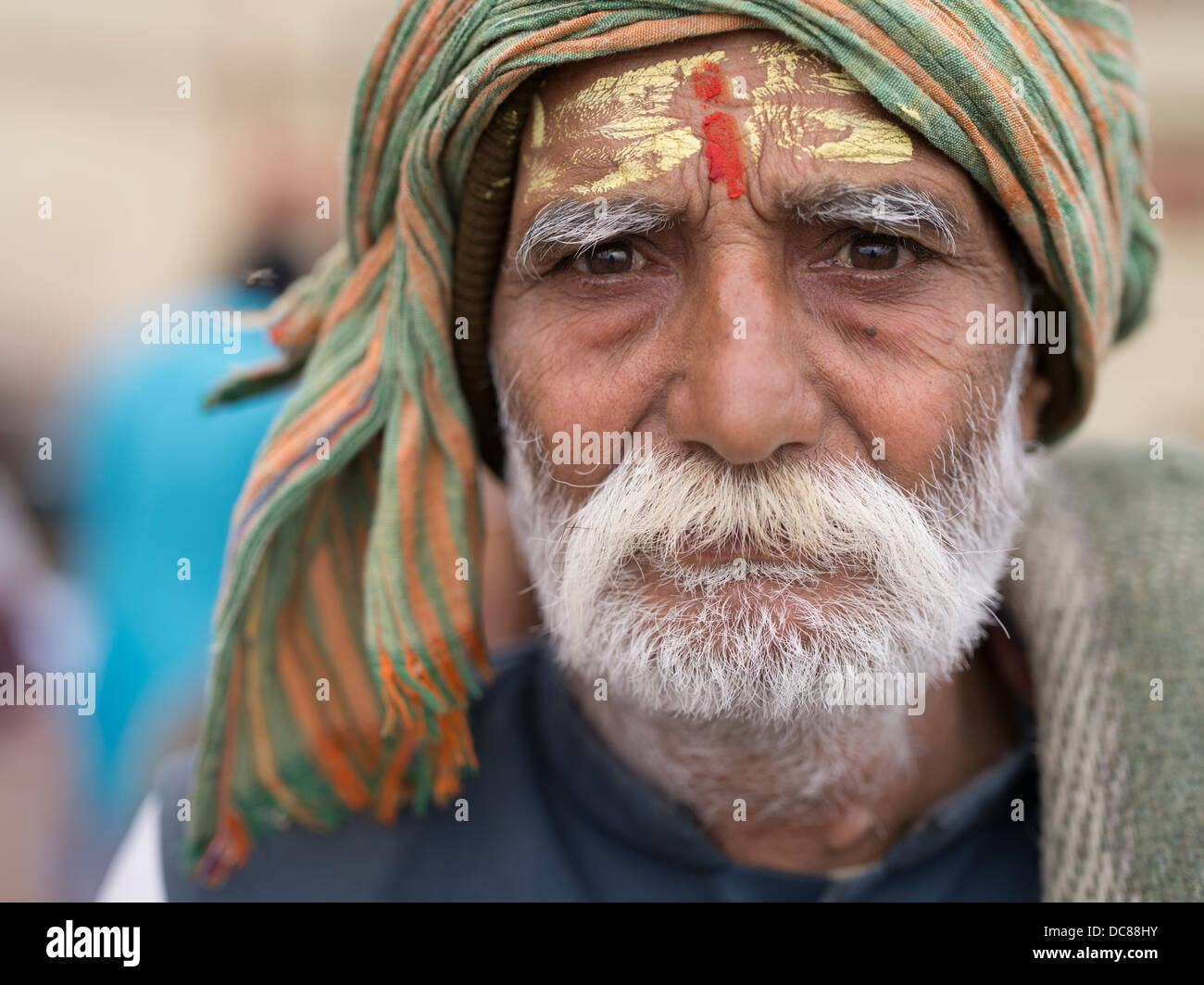 Ritratto di Saivite pellegrino che avevano viaggiato per il fiume Gange ( Varanasi ) per il Kumbh Mela nel marzo 2013. Foto Stock