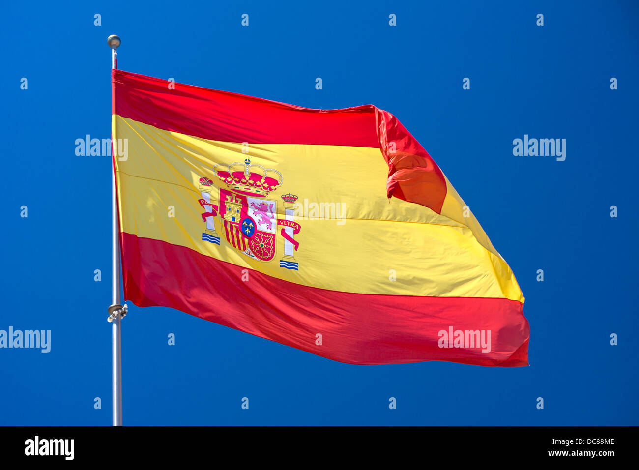 Una grande nazionale spagnolo di bandiera vola sopra il centro della città di Nerja, Andalusia, Spagna meridionale. Foto Stock