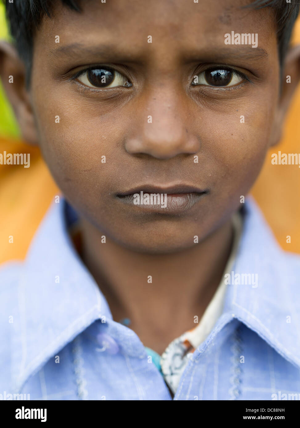 Ritratto di bambino pellegrino che avevano viaggiato per il fiume Gange ( Varanasi ) per il Kumbh Mela nel marzo 2013. Foto Stock