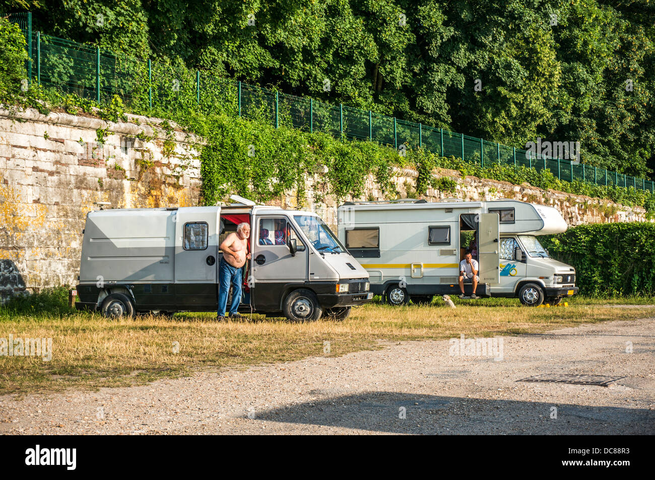 Due camper e proprietari del Aire de camping-car, La Mailleraye-sur-Seine, Seine-Maritime, Alta Normandia, Francia del nord Europa. Foto Stock