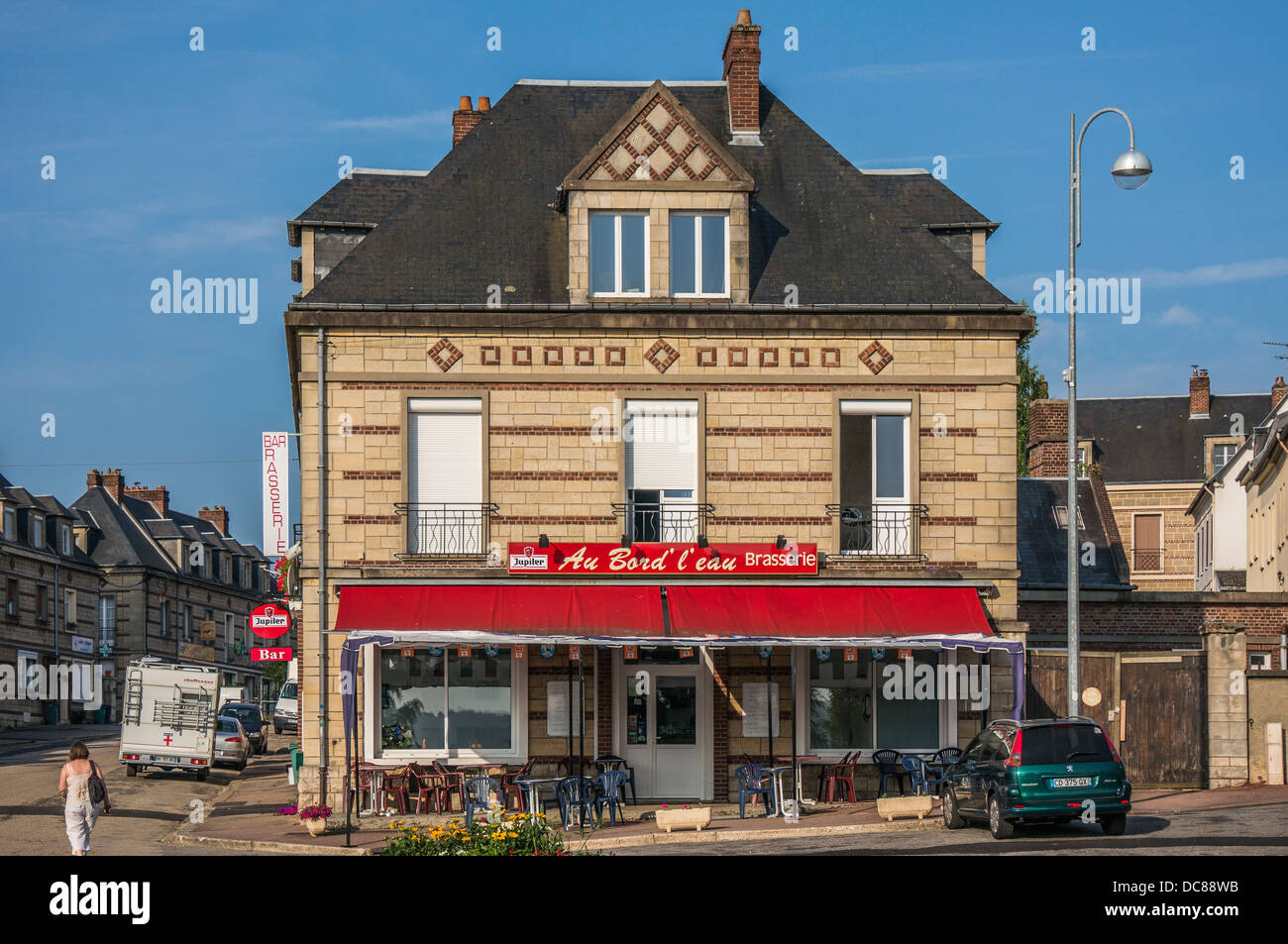 Il bar brasserie in un periodo della proprietà nella piccola cittadina di La Mailleraye-sur-Seine, Seine-Maritime reparto, regione Haute-Normandie, nel nord della Francia. Foto Stock