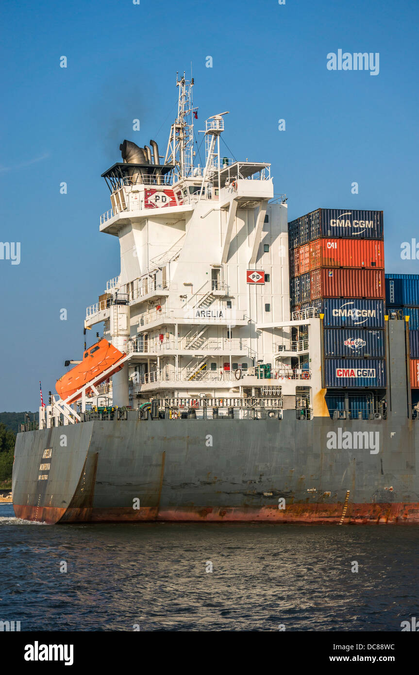 Un carico / carico container / nave merci sul fiume a La Mailleraye-sur-Seine, dipartimento Seine-Maritime, Haute-Normandie, Francia del nord Europa. Foto Stock