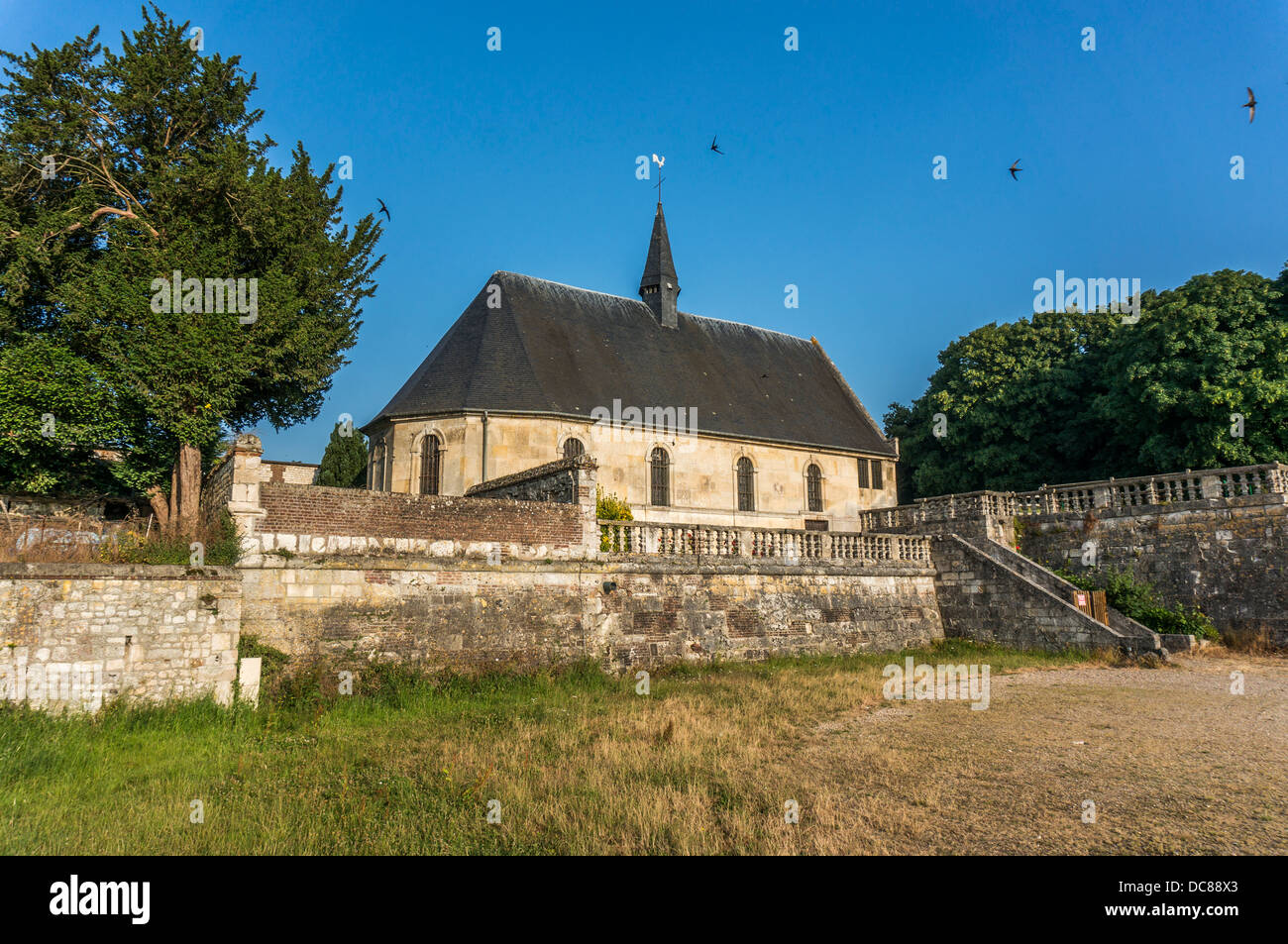 Vecchia chiesa accanto al fiume, La Mailleraye-sur-Seine, dipartimento Seine-Maritime, Haute-Normandie regione nel nord della Francia. Foto Stock
