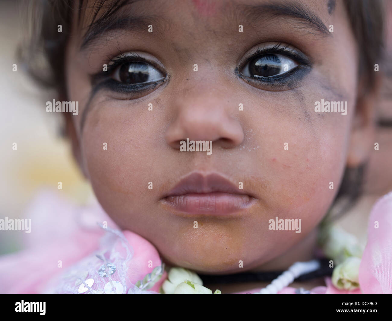 Giovane ragazza indiana indossando pesanti eventualmente eyeliner Kohl realizzato da galena (solfuro di piombo / solfuro) Foto Stock
