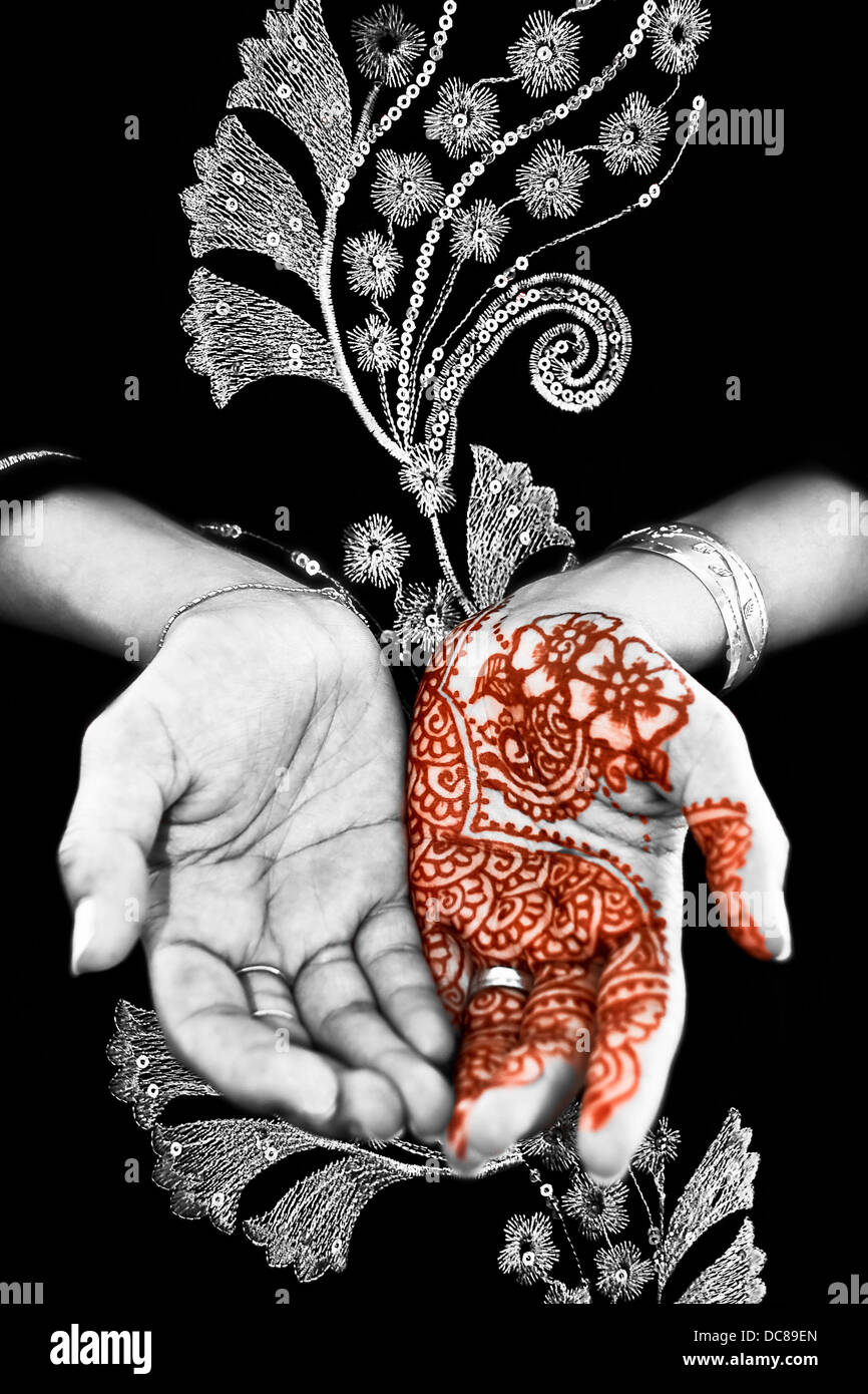 Henné, Mehendi sulla sposa la mano - bianco e nero Foto Stock