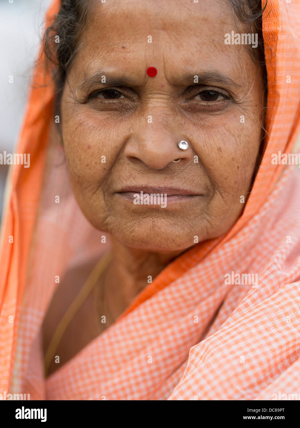 Ritratto di pellegrino che avevano viaggiato per il fiume Gange ( Varanasi ) per il Kumbh Mela nel marzo 2013. Foto Stock