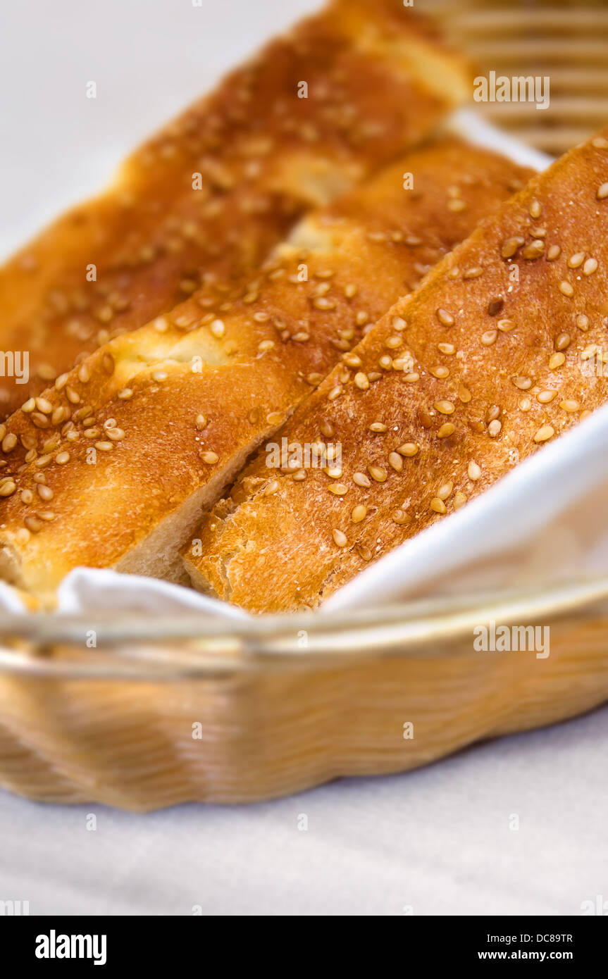 Caldo di sesamo turco il pane in un cesto Foto Stock